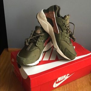 Brand new Women’s Nike Air Huarache sneaker